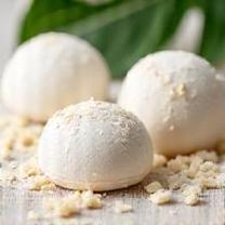 Bômbas de banho de coco branco e bege com lascas naturais