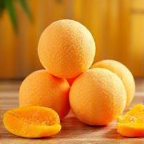 Bômbas de banho laranja-manga vibrantes em pilha