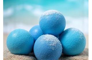 Bômbas de banho em tons de azul inspiradas no oceano