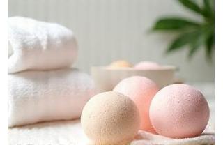 Coleção spa com várias bômbas de banho e toalhas